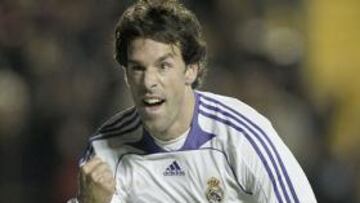 <b>SOLUCIÓN.</b> Los problemas del Real Madrid los volvió a solucionar Van Nistelrooy.