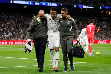 El jugador brasileño no puede apoyar la pierna izquierda y es ayudado por los médicos del Real Madrid a abandonar el terreno de juego.
