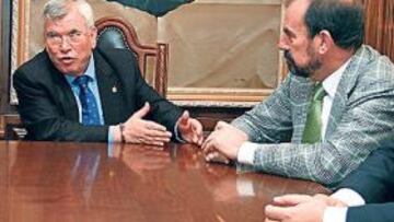 <b>ULTIMAN DETALLES. </b>Villar, Castro y Torres, en el Ayuntamiento.