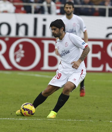 Jugó con el Atlético de Madrid la temporada 2008-09. Defendió la camiseta de Sevilla en dos etapas diferentes: desde 2014 hasta 2016 y desde 2017 hasta 2019.