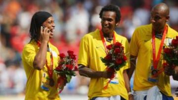 Ronaldinho festeja la meda olimpica