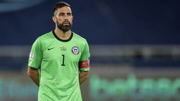 Futbol, Argentina vs Chile.
 Copa America Brasil 2021.
 El arquero de la seleccion chilena Claudio Bravo es fotografiado durante el partido del grupo A de la Copa America contra Argentina disputado en el estadio Nilton Santos de Rio de Janeiro, Brasil.
 14/06/2021
 Thiago Ribeiro/AGIF/Photosport
 
 Football, Argentina vs Chile.
 2021 Brazil Copa America Championship.
 Chile&#039;s goalkeeper Claudio Bravo is pictured during the Copa America Championship against Argentina held at the Nilton Santos stadium in Rio de Janeiro, Brazil.
 14/06/2021
 Thiago Ribeiro/AGIF/Photosportt