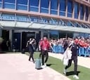 Pelos de punta con Luis Enrique y la afición a la salida del hotel