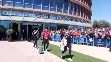 Pelos de punta con Luis Enrique y la afición a la salida del hotel