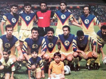 Con una trágica actuación de Adolfo Ríos, entonces portero de los Pumas, el América obtuvo su séptimo título y el segundo frente a los auriazules en la temporada 1987-88. La ida fue para los felinos por 1-0 en casa, pero la vuelta fue para los azulcremas por un contundente 4-1 con errores del guardameta michoacano.