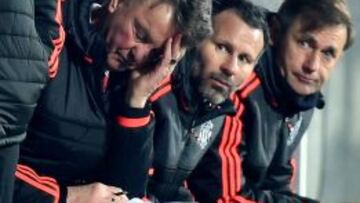 Van Gaal vive su momento más crítico y el United llama a Mourinho.