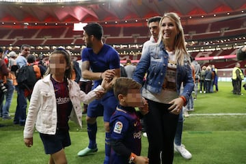 Luis Suárez con sus hijoks y su esposa Sofía Balbi.