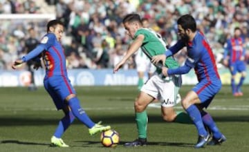 Alex Alegría lucha por el balón ante Arda Turan y Neymar.