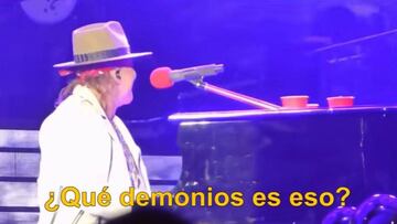 Axl Rose en el concierto de Guns N&#039; Roses con el fantasma