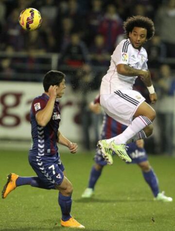 El centrocampista del Eibar, Ander Capa Rodríguez el defensa brasileño del Real Madrid Marcelo Vieira da Silva luchan por el balón durante el partido de la duodécima jornada de Liga de Primera División disputado hoy en el estadio de Ipurua.