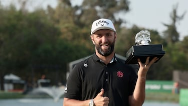 Jon Rahm, del equipo Legión XIII, sostiene el trofeo de campeón tras ganar este domingo, en la cuarta ronda del LIV Golf en el Club de Golf Chapultepec en Ciudad de México (México).