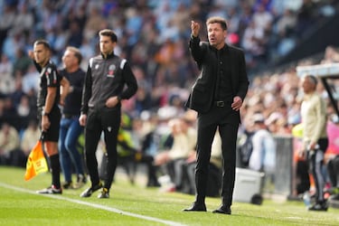 Diego Pablo Simeone, entrenador del Atlético de Madrid, da instrucciones a sus jugadores durante el partido.