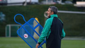 LEZAMA (BIZKAIA), 23/10/2024.- El entrenador del Athletic, Ernesto Valverde, durante el entrenamiento celebrado este miércoles en Lezama previo al partido de la Liga Europa que Athletic Club y el Slavia Praga disputarán mañana en el estadio de San Mamés. EFE/Javier Zorrilla