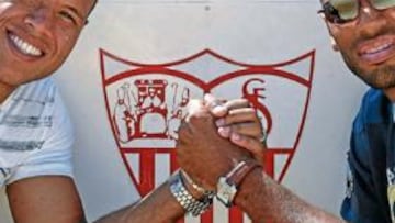 <b>LUIS FABIANO DICE QUE NO SE MUEVE </b> ?Estoy disfrutando con la vida y con mi f¨²tbol. Amo a Sevilla y al club, he ganado dos veces la UEFA y s¨®lo estoy centrado en continuar ayudando al Sevilla a conseguir sus objetivos?. Luis Fabiano, con estas declaraciones a Sports Illustrated, zanja la pol¨¦mica sobre su posible salida del club.