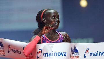 La keniana Vivian Cheruiyot, en el momento de entrar victoriosa en la Marat&oacute;n de Frankfurt.