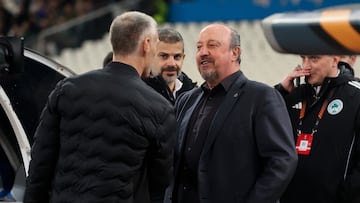 Benítez saluda a su homólogo del Plzen, Martin Hysky.