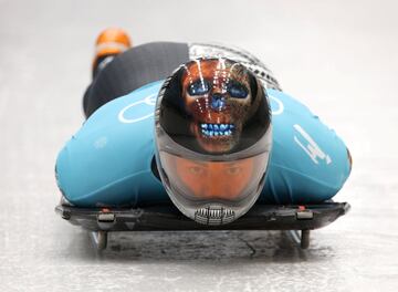 El skeleton es una de las disciplinas m¨¢s espectaculares de los Juegos de Invierno, no s¨®lo por la gran velocidad que alcanzan los competidores sobre sus peque?os trineos, sino por el dise?o vanguardista de sus cascos. Un ejemplo de ello es el surcoreano Nathan Crumpton, en la imagen, quien luce una calavera protegiendo su cabeza.