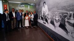 La familia, las autoridades de Cantabria y los representantes del Real Madrid y el Racing en el homenaje a Paco Gento.