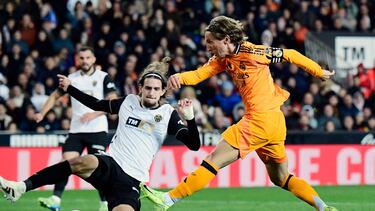 1-1. Gran recuperación de Brahim Díaz que sirve para Jude Bellingham, el ingés asiste a Luka Modric y define con la pierna izquierda para superar a Dimitrievski.