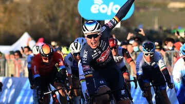 Merlier celebra su victoria en Tirreno-Adriático.