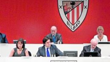 <b>MESA PRESIDENCIAL. </b>García Macua, junto al resto de sus directivos en el Palacio Euskalduna.