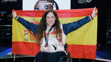 Loida Zabala, celebra la medalla en una de sus m&uacute;ltiples competiciones.