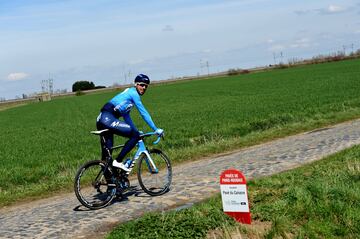 Los ciclistas del equipo Movistar, con Landa, Valverde y Quintana a la cabeza, reconocieron la etapa 9 del Tour de Francia que tendrá 15 tramos de adoquines.