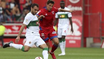 Guillermo Fernández disputa un balón durante el partido ante el Elche en el Estadio de Los Pajaritos.