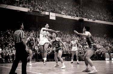 Todos los ingredientes para ser una Final mítica, que se resolvió en un séptimo partido con dos prórrogas. Para empezar, era la primera vez que los Celtics llegaban a una Final y en ella lograron su primer anillo (llegarían otros 11 hasta 1969). Y era el año rookie de Bill Russell, que sumó 19 puntos y 32 rebotes (promedió en la serie 22,9). El también rookie Tom Heinsohn sumó 37 puntos y 23 rebotes. Entre los dos arreglaron el mal día de Bob Cousy y Bill Sharman y dieron el anillo a Boston.