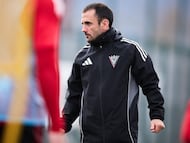 Antxón Muneta, entrenador del Mirandés, durante una sesión del conjunto jabato.