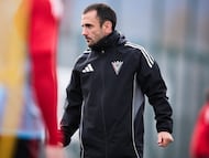 Antxón Muneta, entrenador del Mirandés, durante una sesión del conjunto jabato.