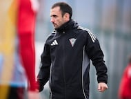 Antxón Muneta, entrenador del Mirandés, durante una sesión del conjunto jabato.