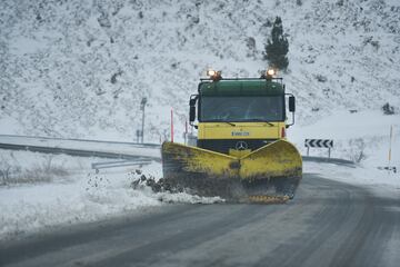 Labores de retirada de la nieve acumulada en carreteras y coches en Formigal tras la llegada de un temporal.