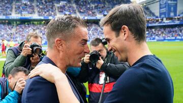 OVIEDO, 23/11/2025.- El entrenador del Real Oviedo, Luis Carrión (d), saluda al entrenador del Rayo Vallecano, Íñigo Pérez, antes del partido de LaLiga entre el Oviedo y el Rayo Vallecano este domingo en el estadio Carlos Tartiere de la capital asturiana. EFE/ Paco Paredes