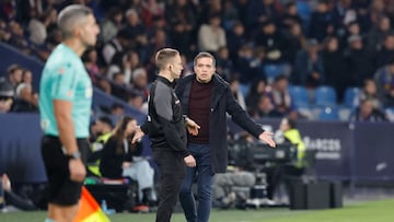 VALENCIA, 27/02/2026.- El entrenador del Levante Luis Castro (d) durante el partido de la jornada 26 de LaLiga de fútbol que Levante UD y Deportivo Alavés disputan este viernes en el estadio Ciutat de Valencia. EFE/Ana Escobar