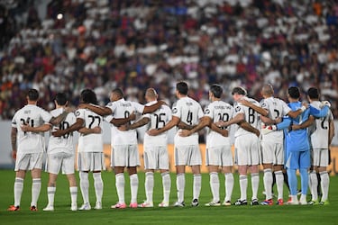 Jugadores de las Leyendas del Real Madrid guardan un minuto de silencio por el fallecimiento del exfutbolista salvadoreño Jaime Rodríguez, previo al partido amistoso de exhibición entre las Leyendas del Barcelona y las Leyendas del Real Madrid en el Estadio Jorge "El Mágico" González de San Salvador.