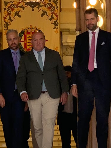 Primera toma de contacto de los nuevos propietarios con el alcalde