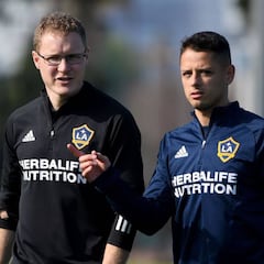 Almeyda compara críticas contra Chicharito con las de Messi