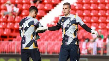 Lunin, en un calentamiento antes de un partido del Real Madrid.