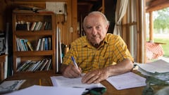 El escalador y fundador de Patagonia, Yvon Chouinard, firmando unos documentos. 