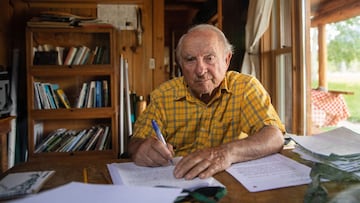 El escalador y fundador de Patagonia, Yvon Chouinard, firmando unos documentos. 