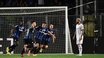 BERGAMO, ITALY, AUGUST 21:
Ruslan Malinovskyi (2L), of Atalanta, celebrates with his teammates after scoring as Theo Hernandez (R), of AC Milan, reacts during the Italian Serie A football match between Atalanta and AC Milan at the Gewiss Stadium in Bergamo, Italy, on August 21, 2022. (Photo by Isabella Bonotto/Anadolu Agency via Getty Images)