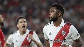 River Plate's Colombian forward Miguel Borja (R) celebrates with teaamate midfielder Ignacio Fernandez after scoring a goal against  Independiente during their Argentine Professional Football League Tournament 2023 match at El Monumental stadium, in Buenos Aires, on April 23, 2023. (Photo by ALEJANDRO PAGNI / AFP)