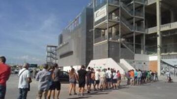 Las colas en el Martínez Valero.