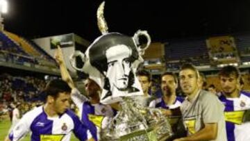 <b>CAMPEONES. </b>Los jugadores del Espanyol muestran el Carranza, al que le pusieron la cara de Jarque. Es su segundo título en Cádiz.