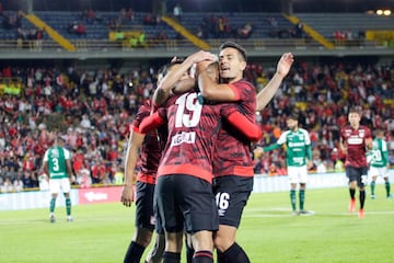 Independiente Santa Fe y Deportivo Cali jugaron en la segunda jornada del Torneo ESPN en el estadio El Campín. Se estrenaron varios de los refuerzos y el equipo bogotano consiguió la victoria 2-1.