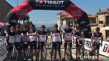 Los periodistas invitados por Tissot posan antes de tomar la salida de la crono en Santillana del Mar.