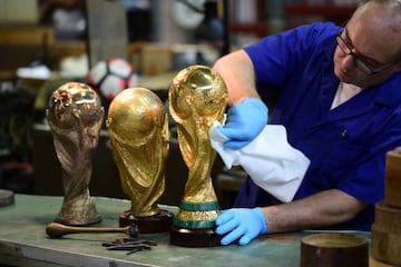 Un artesano de la joyer&iacute;a GDE Bertoni de Mil&aacute;n (Italia) trabaja en la conservaci&oacute;n del trofeo de campe&oacute;n de la Copa Mundial de la FIFA en abril de 2018.