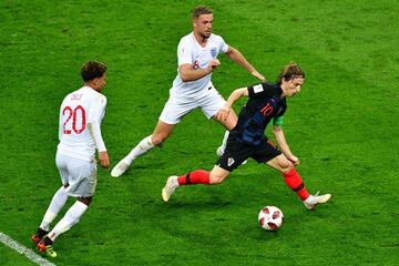 Luka Modric entre Jordan Henderson y Dele Alli.