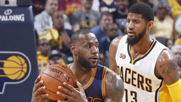 LeBron James es defendido por Paul George.